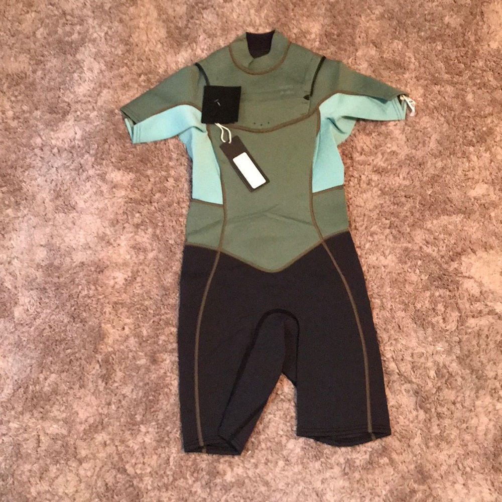 New Woman’s Sz 4 2/2 Billabong Synergy Shortie